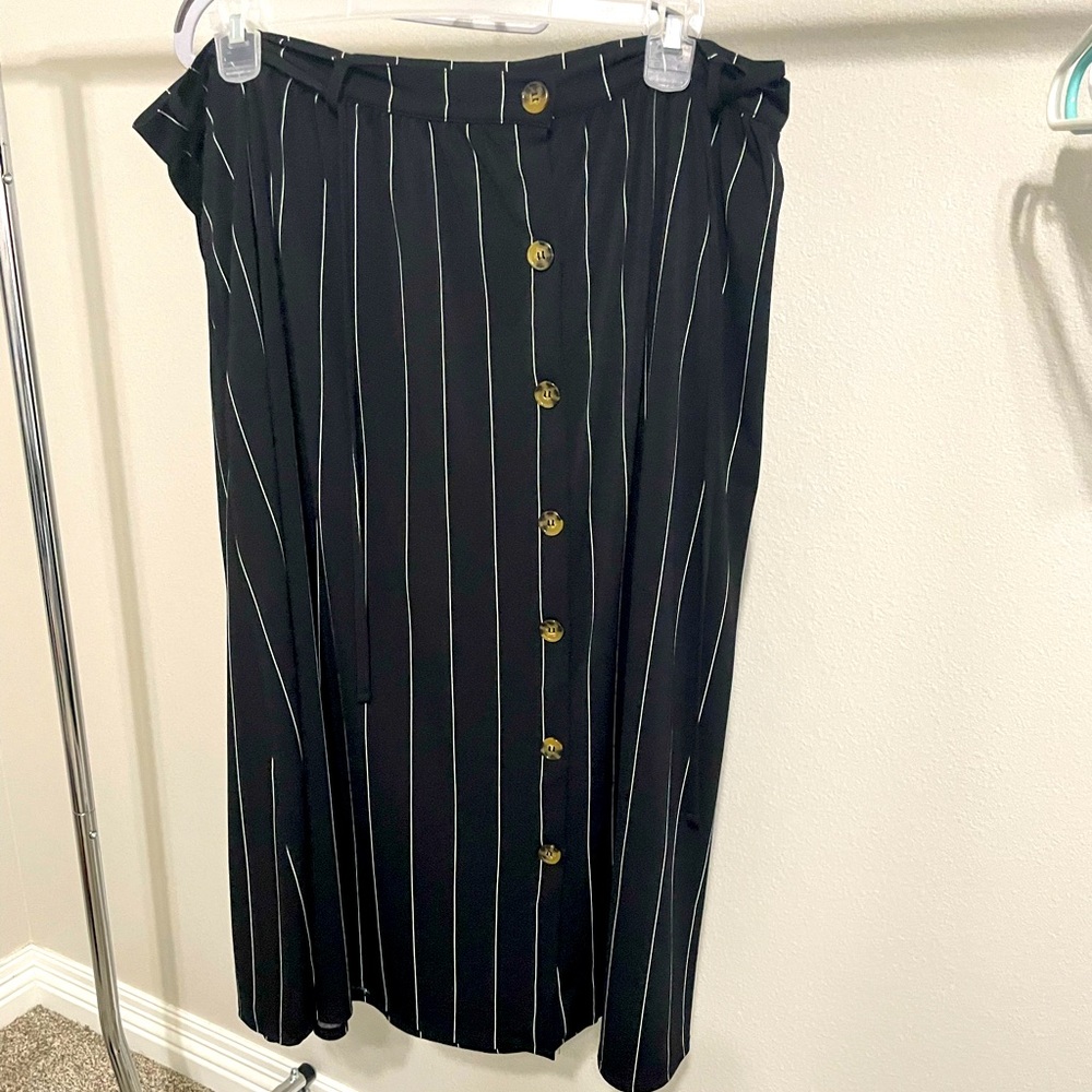 Terra & Sky button down skirt. Black/white. Poly/spandex. Good used condition.